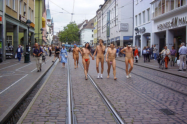 Nackte Mädchen auf der Straße